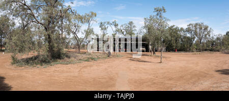 Ein Bereich drehen und landwirtschaftlichen Maschinen Halle mit Solarzellen auf dem Dach auf Wargandinna ein Schaf, Rind und Weizen Farm in New South Wales, Australien Stockfoto