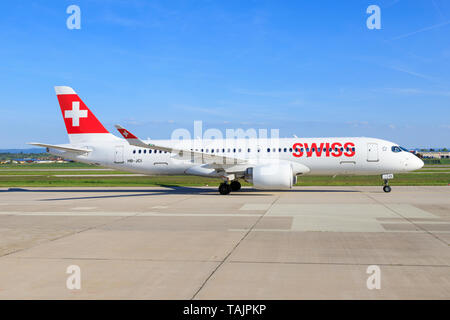 Stuttgart/Deutschland, 22. August 2019: Schweizer Bombardier C-Serie am Flughafen Stuttgart. Stockfoto