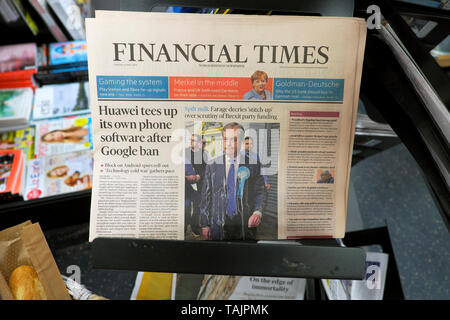 "Huawei-T-Stücke seiner eigenen Telefon Software nach Google Verbot "Financial Times Zeitung Schlagzeilen Startseite '' und nach der milchshake Incident pilt Milch - Nigel Farage prangert Der steppke" über die Kontrolle der Brexit Partei Finanzierung' in FT Zeitung Schlagzeile auf einen Supermarkt kiosk Regal am 21. Mai 2019 in London, England, Großbritannien Stockfoto