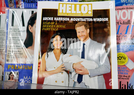 Prinz Harry (Herzog von Sussex) und Meghan Markle Herzogin von Sussex), Archie Harrison Mountbatten-Windsor der Öffentlichkeit auf Hallo! Zeitschrift der vorderen Abdeckung mit anderen Hefte auf einem Regal an WH Smith newsagent Kiosk in London England Großbritannien Großbritannien 8. Mai 2019 Stockfoto