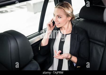 Geschäftsfrau, Reden auf dem Smartphone im Rücksitz Auto sitzen Stockfoto