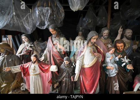 Verworfen Römisch-katholischen christlichen Statuetten gespeichert in einem Schuppen Stockfoto