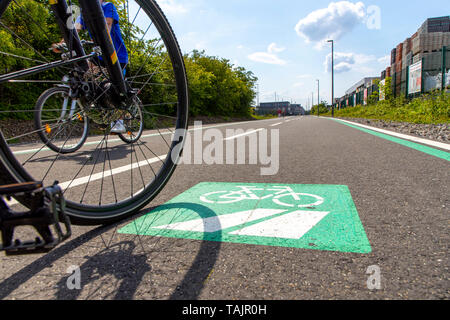 Radschnellweg RS1, einem Zyklus Highway, in Mülheim an der Ruhr, Deutschland, die ganze Strecke über 100 km quer durch das Ruhrgebiet. Stockfoto