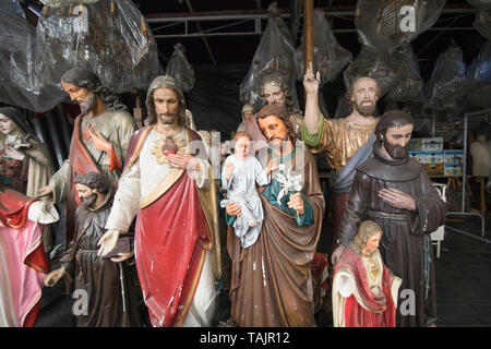 Verworfen Römisch-katholischen christlichen Statuetten gespeichert in einem Schuppen Stockfoto