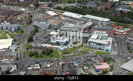 Luftaufnahmen von Bolton College Deane Road Campus, Bolton, Lancashire, Großbritannien Stockfoto