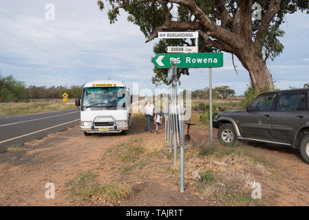 30 km von der nächsten Stadt und Schule der Burren Kreuzung, ist dies der Schule Bushaltestelle auf der Kamilaroi Highway unter einem riesigen alten gelben Box Gum Tree Stockfoto