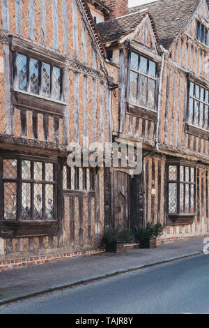 Fassade der hölzernen Fachwerk bunte mittelalterliche Haus im Dorf von Lavenham, Suffolk, England, UK. Stockfoto