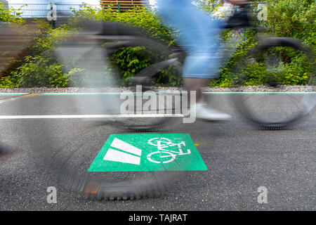 Radschnellweg RS1, einem Zyklus Highway, in Mülheim an der Ruhr, Deutschland, die ganze Strecke über 100 km quer durch das Ruhrgebiet. Stockfoto