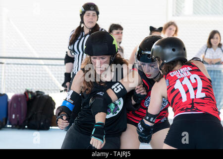 Madrid, Spanien. 25 Mai, 2019. Jammer von Frankensteam, Rata, Kampf mit zwei Spielern von Roller Derby Madrid B. Stockfoto