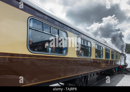 Die Menschen essen auf Dampfzug in Pullman Beförderung bei Grosmont Station. North York Moors Railway. North Yorkshire, England. Großbritannien Stockfoto