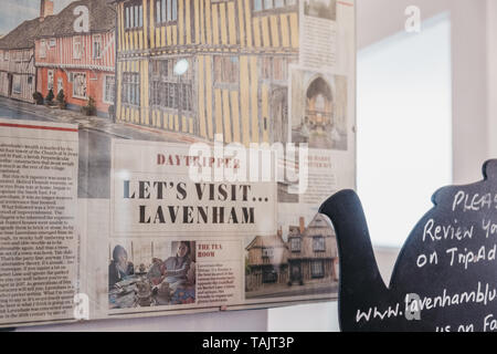 Lavenham, Großbritannien - 16 April 2019: Magazin Artikel auf einer Wand in Blau Vintage Tee Zimmer, einem berühmten Cafe in einem denkmalgeschützten Haus aus dem 15. Jahrhundert in Lavenham Stockfoto