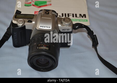 Pentax 35-mm-Filmkamera und Fuji-Fotoverpackungsumschlag, der Werkzeuge des Handels mit Fotografie, Film und Spiegelkameras vor der digitalen Ära widerspiegelt Stockfoto