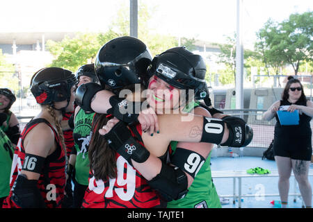 Madrid, Spanien. 25 Mai, 2019. Spieler von Göteborg Roller Derby und Roller Derby Madrid feiern das Ende des Spiels. Stockfoto