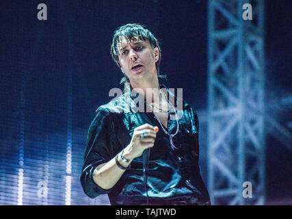 Julian Casablancas, Sänger der Amerikanischen indie rock Band die Anschläge live auf der alle Punkte im Osten Musik Festival im Victoria Park, East London, England, Großbritannien Stockfoto