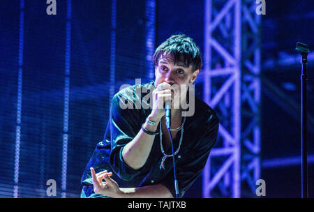 Julian Casablancas, Sänger der Amerikanischen indie rock Band die Anschläge live auf der alle Punkte im Osten Musik Festival im Victoria Park, East London, England, Großbritannien Stockfoto