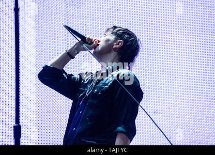 Julian Casablancas, Sänger der Amerikanischen indie rock Band die Anschläge live auf der alle Punkte im Osten Musik Festival im Victoria Park, East London, England, Großbritannien Stockfoto