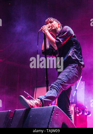 Julian Casablancas, Sänger der Amerikanischen indie rock Band die Anschläge live auf der alle Punkte im Osten Musik Festival im Victoria Park, East London, England, Großbritannien Stockfoto