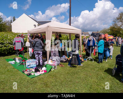 Diese Essex village hält eine jährliche Flohmarkt, die ermöglichen soll, Dorfbewohner zu Entfernen von Elementen, die nicht mehr benötigt werden. Der Verkauf ist sehr populär geworden und zieht Massen von Menschen aus der Umgebung. 11. Mai 2019 Stockfoto