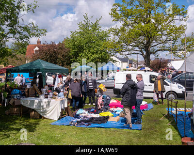 Diese Essex village hält eine jährliche Flohmarkt, die ermöglichen soll, Dorfbewohner zu Entfernen von Elementen, die nicht mehr benötigt werden. Der Verkauf ist sehr populär geworden und zieht Massen von Menschen aus der Umgebung. 11. Mai 2019 Stockfoto