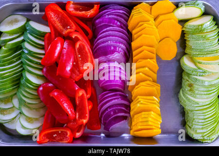 Gemischtes Gemüse auf einem Tablett in verschiedenen Farben Stockfoto