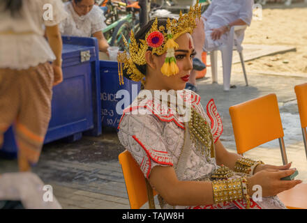 PATTAYA, THAILAND - APRIL 13,2019: Beachroad eine junge, schöne Thai Frau in einer traditionellen, bunten Kostüm war, sich vorbereiten für die Songkran parad Stockfoto