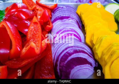 Gemischtes Gemüse auf einem Tablett in verschiedenen Farben Stockfoto