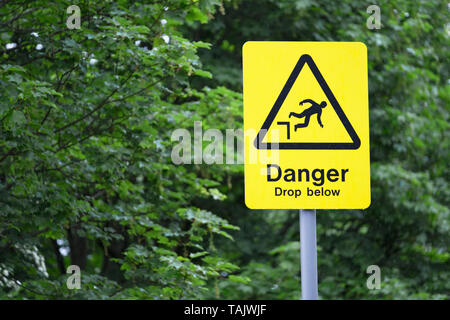 Gefahr unter gelben Dreieck Warnschild Stockfoto