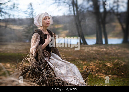 Eine ältere Frau im mittelalterlichen Outfits im Freien Stockfoto