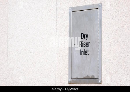 Trockene Steigleitung Stahl silber Box architrav an Gebäudewand Stockfoto