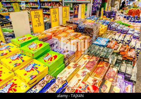 Jerusalem, Israel - 16. August 2016: Sortiert Boxen von Süßigkeiten für den Verkauf in der mahane Jehuda Markt in Jerusalem, Israel Stockfoto