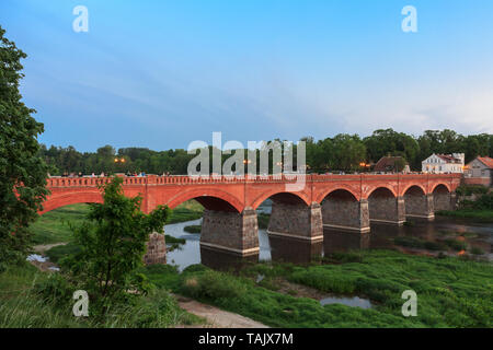 Die alten Ziegel Brücke über den Fluss Venta am Abend. Kuldiga Lettland Stockfoto