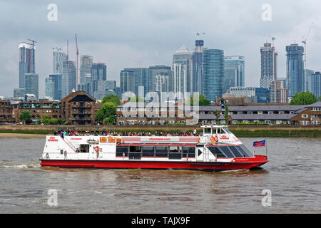 LONDON GREENWICH ROTE UND WEISSE STADT KREUZFAHRTEN BOOT VORBEI VOR DER WOLKENKRATZER VON CANARY WHARF. Stockfoto