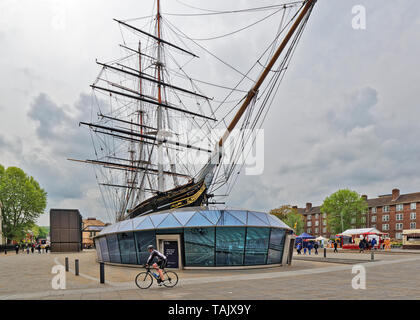 LONDON Greenwich, Cutty Sark Clipper GARKÜCHEN UND EIN RADFAHRER Stockfoto