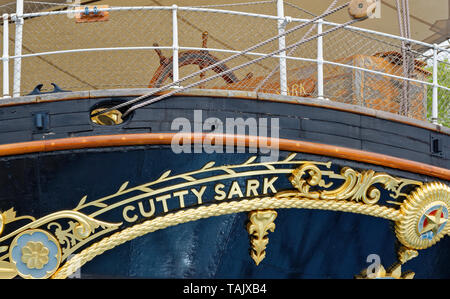 LONDON Greenwich, Cutty Sark Clipper GOLD BESCHRIFTUNG UND DEKORATION AUF DEM HECK DES SCHIFFES Stockfoto