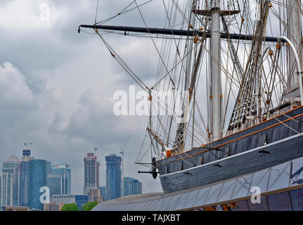 LONDON Greenwich, Cutty Sark Clipper MIT BLICK AUF DEN SKYSCAPERS VON CANARY WHARF Stockfoto