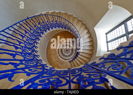 LONDON GREENWICH TULIP TREPPE IM QUEENS HOUSE SUCHEN NACH UNTEN Stockfoto