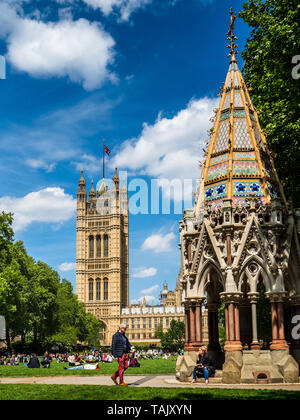 Victoria Tower Gardens neben dem Haus des Parlaments in London - Die Buxton Memorial Fountain im Vordergrund und Victoria Tower im Hintergrund. Stockfoto