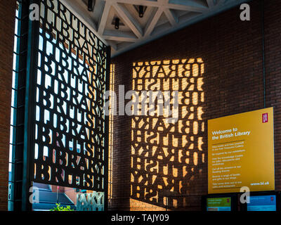 British Library Portico Gates in der Euston Road Entrance in Central London - Eiserne Tore und Umsturz, entworfen von David Kindersley und Lida Cardozo Stockfoto