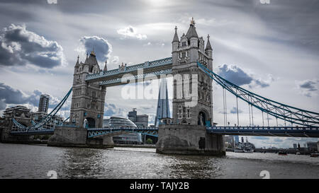 Tower bridge london Hängebrücke mit baskülen Stockfoto