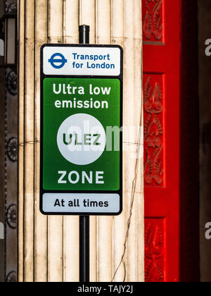 ULEZ Ultra Low Emission Zone anmelden London - Zeichen für die neue Ultra Low Emission Zone im Zentrum von London von Transport for London TFL in 2019 umgesetzt Stockfoto