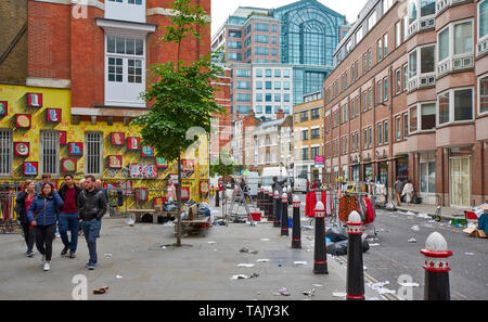 LONDON SPITALFIELDS BRICK LANE BEREICH STRASSE AM ENDE EINES MARKTES TAG MIT KUNST AUF EINER GROSSEN WAND Stockfoto