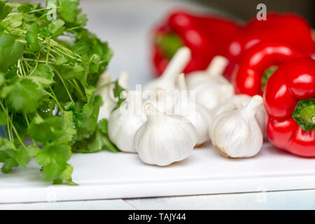 Süße rote Paprika mit Knoblauch Zwiebeln und Koriander Stockfoto