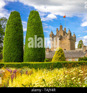 Romantische Cawdor Castle mit Gärten in Schottland Stockfoto