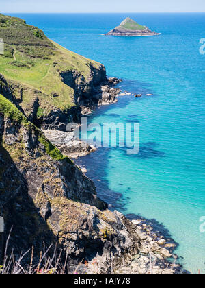 Die robuste unberührten Küste von der Küste weg in North Cornwall Großbritannien mit klaren türkisblauen Meer und den Mouls an einem sonnigen Tag gesehen. Stockfoto