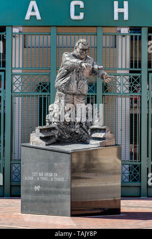 Eine Statue des legendären Sport Sender, Harry Caray, sitzt außerhalb der Chicago Cubs' Wrigley Field, sein Vermächtnis zu feiern. Stockfoto