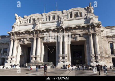 Mailand, Italien - Januar 19, 2018: Milano Centrale ist der Hauptbahnhof der Stadt Mailand, der größte Bahnhof in Europa Stockfoto