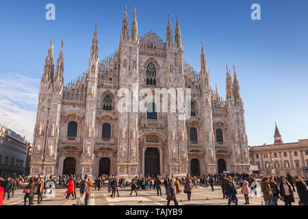 Mailand, Italien - Januar 19, 2018: Touristen zu Fuß Piazza del Duomo oder Cathedral Square in der Nähe der Mailänder Dom Stockfoto