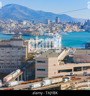 Genua, Italien - Januar 17, 2018: Genua Hafen Aussicht, Stadtbild mit angelegten Schiffe Stockfoto