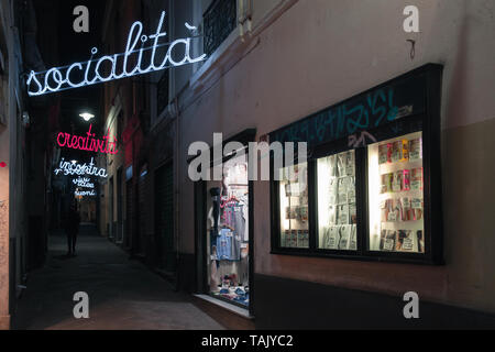 Genua, Italien - Januar 17, 2018: Nacht street view von Genua Altstadt, Menschen gehen auf die Straße Stockfoto