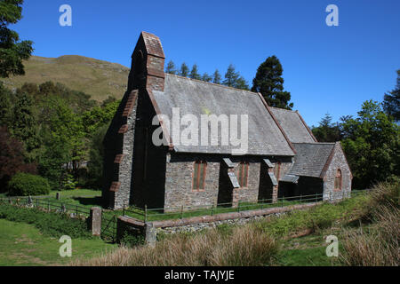 Pfarrkirche St. Peter in Martindale im englischen Lake District, Cumbria, Vereinigtes Königreich mit Hallin fiel im Hintergrund. Stockfoto